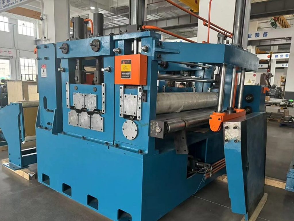 Steel coil slitting line with uncoiler, slitter head and recoiler